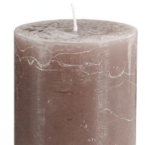 Itens Conjunto de 4 velas cilíndricas grandes em tom marrom esfumaçado, tingidas por completo para decoração e aconchego.