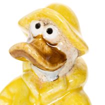 Itens Conjunto de 4 figuras de patos em cerâmica com capa de chuva, perfeitas para decorar varandas e jardins. 11 cm de altura.