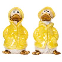 Itens Conjunto de 4 figuras de patos em cerâmica com capa de chuva, perfeitas para decorar varandas e jardins. 11 cm de altura.