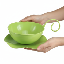 Itens Xícara decorativa de metal, verde-maçã, com pires, 8 cm de altura x 11,5 cm de diâmetro, 2 peças.