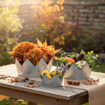 Itens Conjunto de 3 tigelas decorativas de metal em formato de coroa, com diâmetros de 26,5/22,5/19 cm.