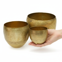 Itens Conjunto de 3 vasos decorativos em metal com aparência de latão, Ø18/15/12,5 cm.