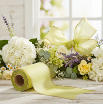 Itens Fita moiré para guirlandas, 150 mm, 25 m, verde claro com borda dourada, para arranjos florais e decoração.
