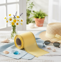 Itens Fita decorativa em moiré amarela com borda dourada, 100 mm de largura, 25 m de comprimento, ideal para arranjos florais e decoração.
