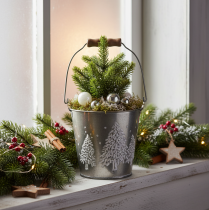 Itens Balde decorativo com pinheiros e alça de madeira, 13 cm