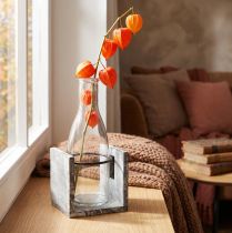 Itens Vaso de vidro em suporte de madeira cinza de 20 cm. Decoração rústica com garrafa de vidro.