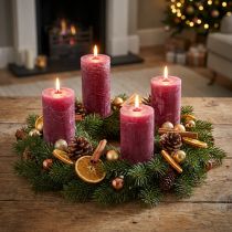 Itens Velas de pilar, tingidas inteiramente em tons de amora, de vários tamanhos.