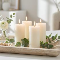 Itens Conjunto de 4 velas rústicas em formato de pilar, cor sólida, branco-sujo RAL, 60/110 mm.