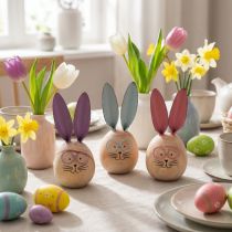 Itens Conjunto de 3 figuras decorativas de coelhos de madeira com rostinhos para dar um toque divertido a mesas e prateleiras, 14 cm de altura.