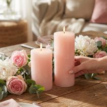 Itens Conjunto de 2 velas de pilar tingidas de rosa claro, 85×120mm – Velas de cera elegantes para decoração romântica.