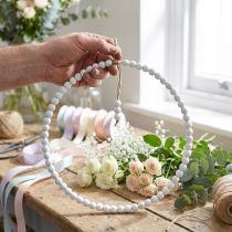 Itens Guirlanda decorativa de pérolas brancas, conjunto de 4 peças, Ø28cm - Decoração versátil para pendurar, ideal para primavera, casamentos e decorações vintage.