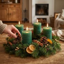 Itens Conjunto de 4 velas de pilar premium, verde-escuras, 70x80mm, tingidas por completo.