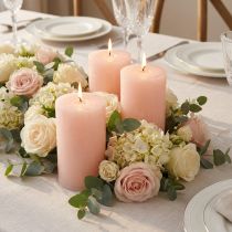 Itens Conjunto de 4 velas decorativas rosa, 70x120mm. Velas decorativas rosa claro para um ambiente romântico e aconchegante, ideal para decoração de casamento.