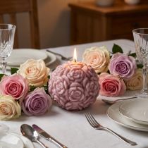 Itens Vela esférica com motivo de rosa como decoração romântica de mesa.