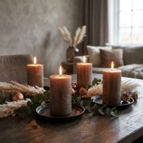 Itens Conjunto de 4 velas cilíndricas modernas em tom marrom acobreado metálico, Ø70x100mm - Velas elegantes e de cor sólida para uma decoração sofisticada.