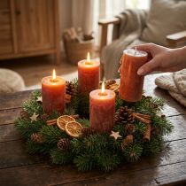Itens Conjunto de 4 velas de pilar rústicas tingidas em tom marrom-avermelhado, 50×100mm.