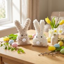Itens Coelho decorativo de Páscoa feito de pelúcia – decoração fofa de Páscoa em bege e branco sobre base de madeira H18cm 2 peças