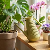 Itens Regador de interior, verde-oliva, estilo retrô, 24,5 cm, 1,8 L, regador de design, plástico, para regar plantas.