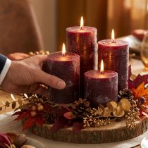 Itens Conjunto de 4 velas cilíndricas na cor bordô, 70x80mm, para uma decoração elegante e longa duração.