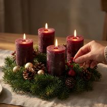 Itens Conjunto de 4 velas cilíndricas vermelho-bordô, 70x100mm, cor sólida, estilo rústico, longa duração.