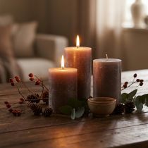 Itens Conjunto de 4 velas cilíndricas grandes em tom marrom esfumaçado, tingidas por completo para decoração e aconchego.