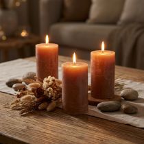 Itens Conjunto de 4 velas decorativas em tom caramelo sólido, 70×120mm, com longa duração, ideais para decoração de casa e mesa.