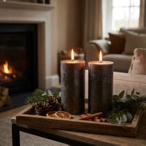 Itens Conjunto de 2 velas cilíndricas em cobre metálico, 85×150mm, totalmente coloridas, para uma decoração elegante e um ambiente festivo.