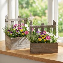 Itens Conjunto de 2 mini floreiras de madeira com 22/25 cm de comprimento.