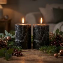 Itens Conjunto de 2 velas pretas em formato de pilar, tingidas por completo, 85x120mm, estilo rústico para decoração de mesa.