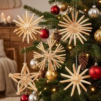 Itens Enfeites tradicionais de palha para árvore de Natal, ideais para decoração festiva.