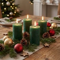 Itens Conjunto de 4 velas cilíndricas verde-escuras de 70x120mm, totalmente coloridas, de longa duração, ideais para decoração de Natal e mesa.