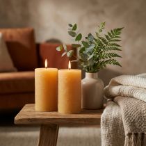 Itens Conjunto de 2 velas cilíndricas de cor sólida, cor mel, 85×150mm, longa duração, criam um ambiente aconchegante, perfeitas para decoração de mesa.