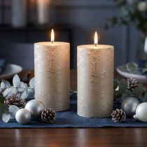 Itens Conjunto de 2 velas de pilar premium com acabamento metálico platinado, 85 x 150 mm - Decoração elegante para ocasiões festivas e um ambiente acolhedor.
