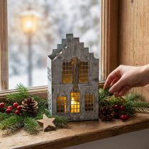 Itens Suporte metálico para vela tealight, em formato de casinha, com 25,5 cm de altura.