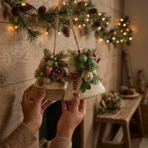 Itens Decoração rústica de parede com sinos de Natal, ramos de abeto de juta e pinhas.