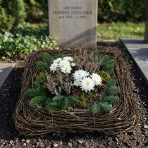 Itens Almofada decorativa para plantas com galhos naturais, 40x40 cm - Ideal para arranjos funerários e decoração de túmulos, design em rattan natural.