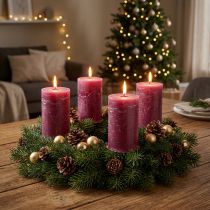 Itens Conjunto de 4 velas de pilar em cor sólida, roxo-avermelhado, 70x120mm - Perfeitas para decoração de mesas e celebrações.