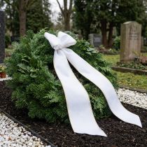 Itens Fita branca moiré para guirlanda com borda de pérolas douradas, 175 mm - Fita elegante para decoração e arranjos florais.