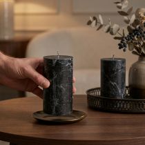 Itens Velas pretas em formato de pilar, 85×150mm, 2 unidades, totalmente tingidas, elegantes para decoração e criação de ambiente.