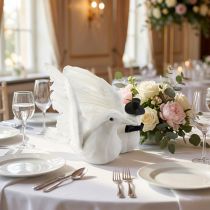 Itens Decoração de casamento com noivos pombos, brancos, flocados com glitter e penas, 32 cm - Casal de pombas românticas para decoração de mesa.