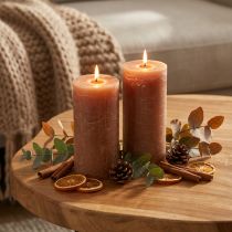 Itens Conjunto de 2 velas cilíndricas de cor caramelo sólida, 85x200mm, estilo rústico e romântico para decoração e iluminação.