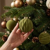 Itens Bola de Natal com aparência aveludada, verde, textura variada, 8 cm, 12 unidades. Bola de Natal flocada verde musgo, bolas de plástico, flocadas na cor verde musgo. Cordões de algodão inclusos para cada bola.