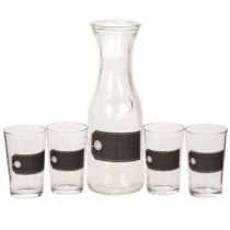 Itens Jarra de vidro com 27 cm de altura e 4 copos com 11 cm de altura.