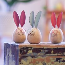 Itens Conjunto de 3 figuras decorativas de coelhos de madeira com rostinhos para dar um toque divertido a mesas e prateleiras, 14 cm de altura.
