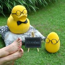 Ovo de Páscoa amarelo com copos, decoração de ovo flocado, decoração de Páscoa
