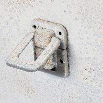 Itens Bolsa metálica, com design moderno e aconchegante, ideal para uso interno e externo, 28 cm.