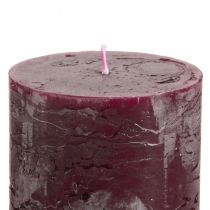 Itens Conjunto de 4 velas cilíndricas na cor bordô, 70x80mm, para uma decoração elegante e longa duração.