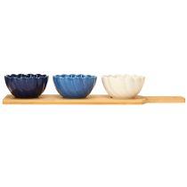 Itens Conjunto de tapas com taças de cerâmica sobre bandeja azul e branca 40×10cm