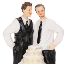 Itens Topo de bolo representando um casal masculino com um bolo, 16,5 cm