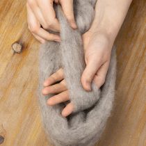 Itens Cordão de lã decorativo cinza-natural de 2m, lã feltrada para artesanato e floricultura.